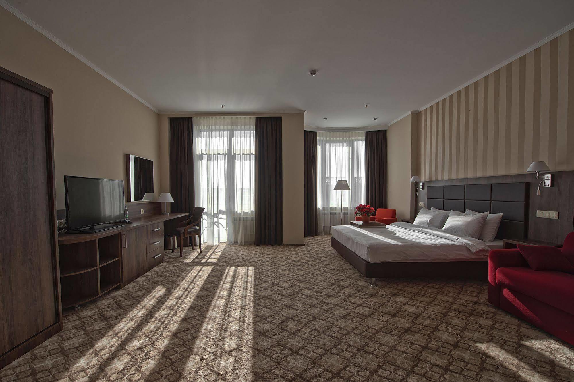 Ramada By Wyndham Rostov-On-Don Hotel And Spa Esterno foto